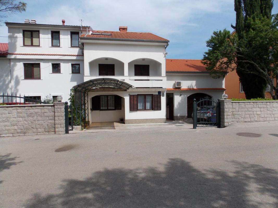 Apartments Cutic Малинска Экстерьер фото